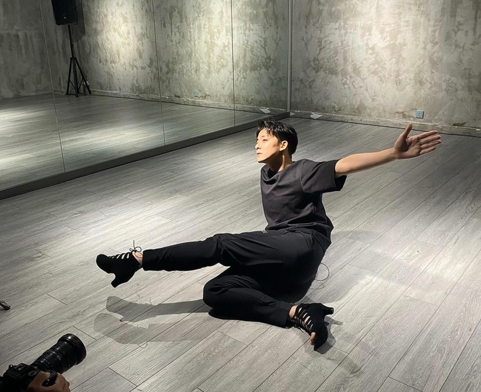 男神余德丞穿高跟鞋跳舞!摆出妩媚姿势博眼球,网友直呼辣眼睛