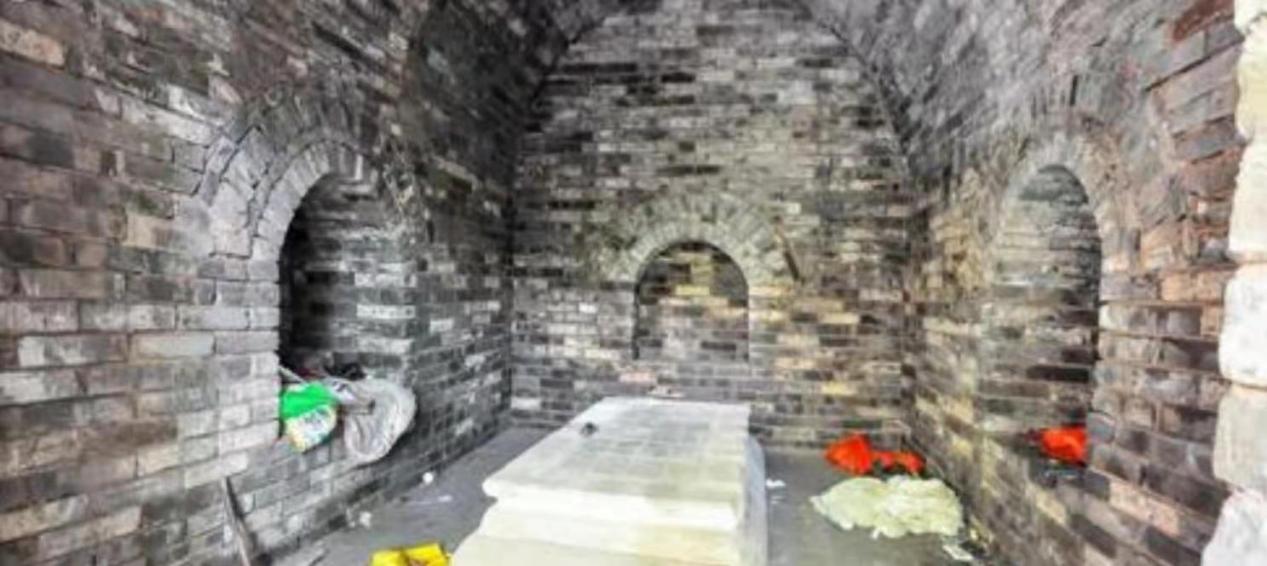 南京发现朱元璋女儿墓,里面居然有活人居住,就睡在公主的棺材上