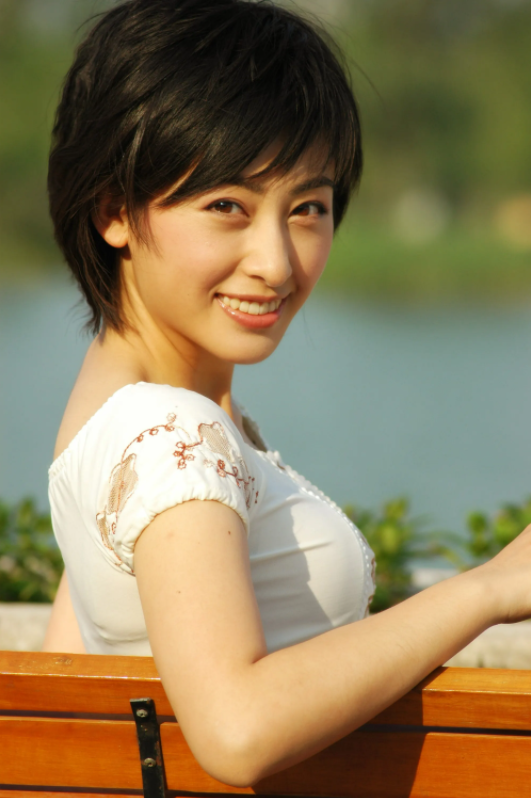 她是军艺校花,被大25岁张铁林抛弃后,嫁著名"坏蛋"生子获幸福