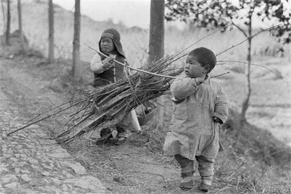 老照片:罕见民国时期的孩子们,看看百年前的孩子们都在干什么?