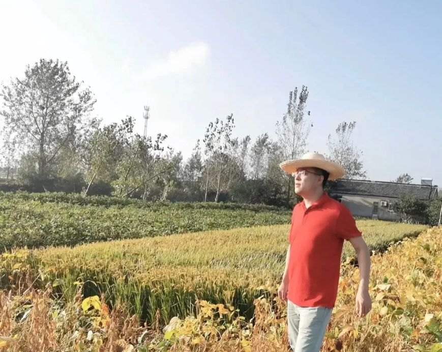 "最帅外交官"赵立坚和老婆同框,夫妻俩打扮低调,却高调秀恩爱