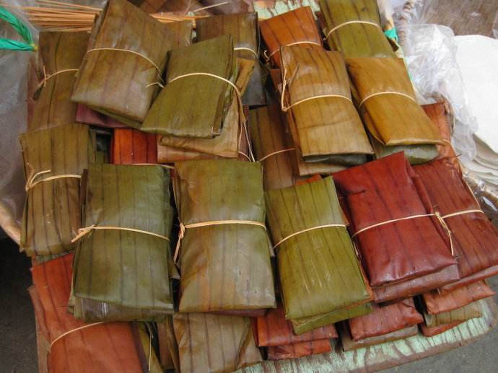 云南瑞丽地区特色美食包括稀豆粉,泡鲁达,过手米线,泼水粑粑,傣味蜂蛹