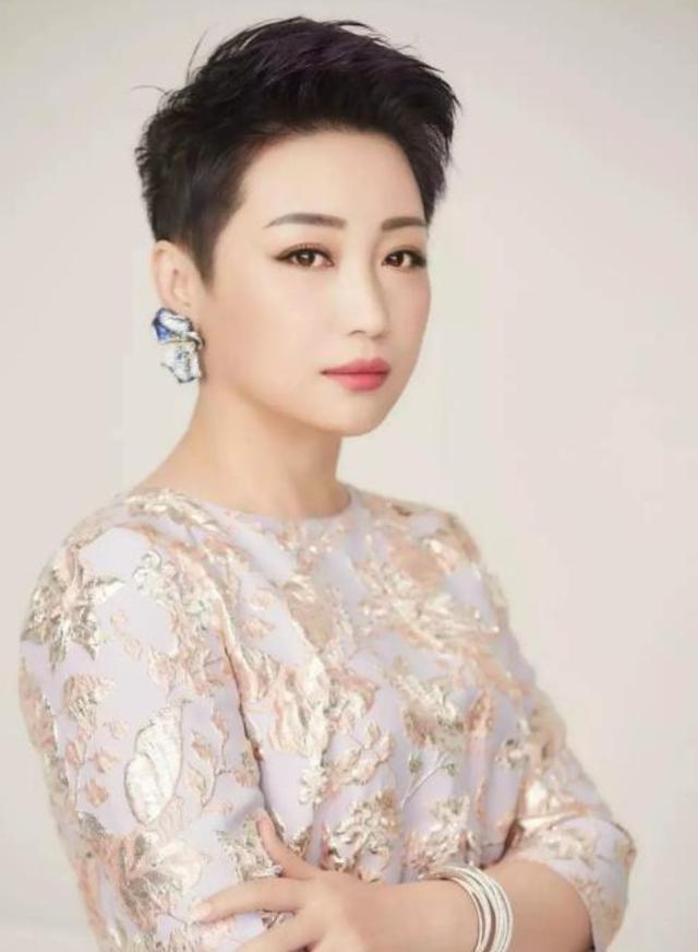女人上了年纪胖点更富态,学国美老板娘杜鹃这样穿,高级又有气质