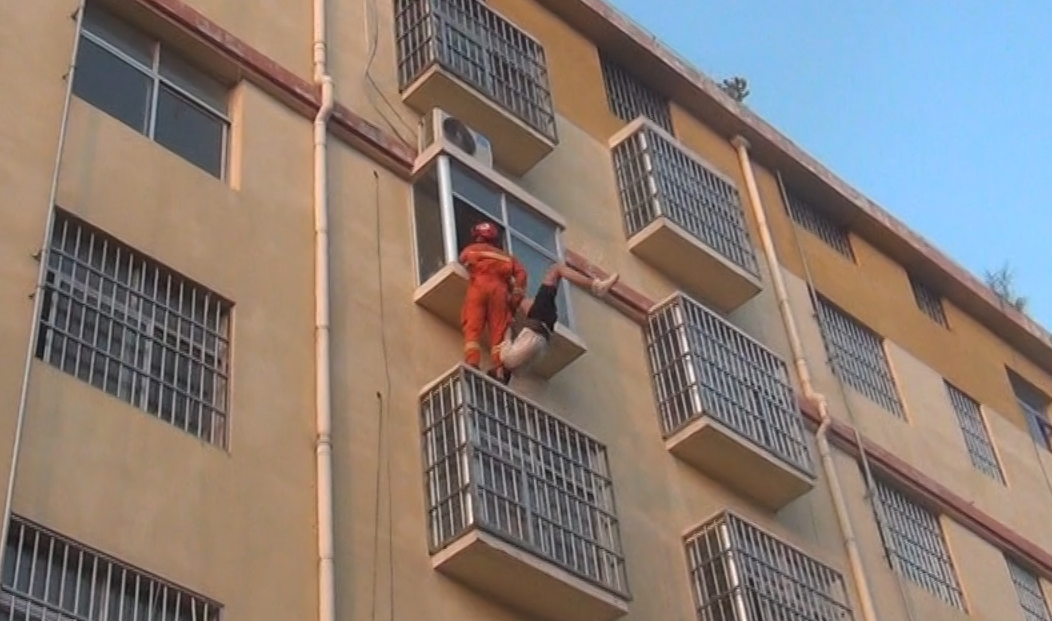 热点|真是醉了！男子酣睡4楼空调外机平台，吊在半空还在猛踹消防员