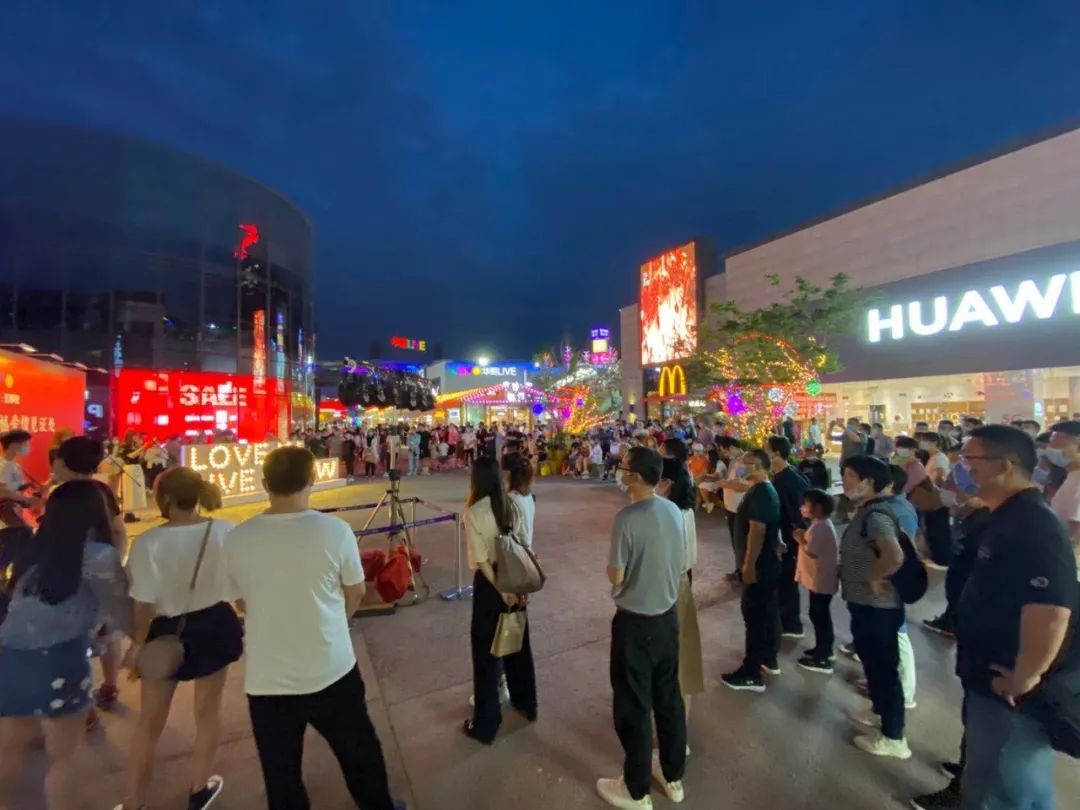 热点|实拍！北京夜经济全面升温，“夜猫子”感受夏夜乐趣有了新去处