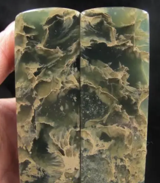 2013年,新疆陈老伯,豪掷300万只为买下三组绿冻石