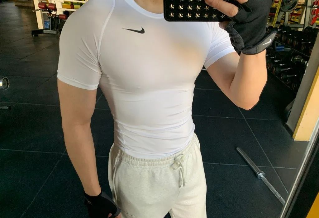 24岁肌肉博主美好肉体照刷屏,"大"胸肌瞬间让人不淡定了!