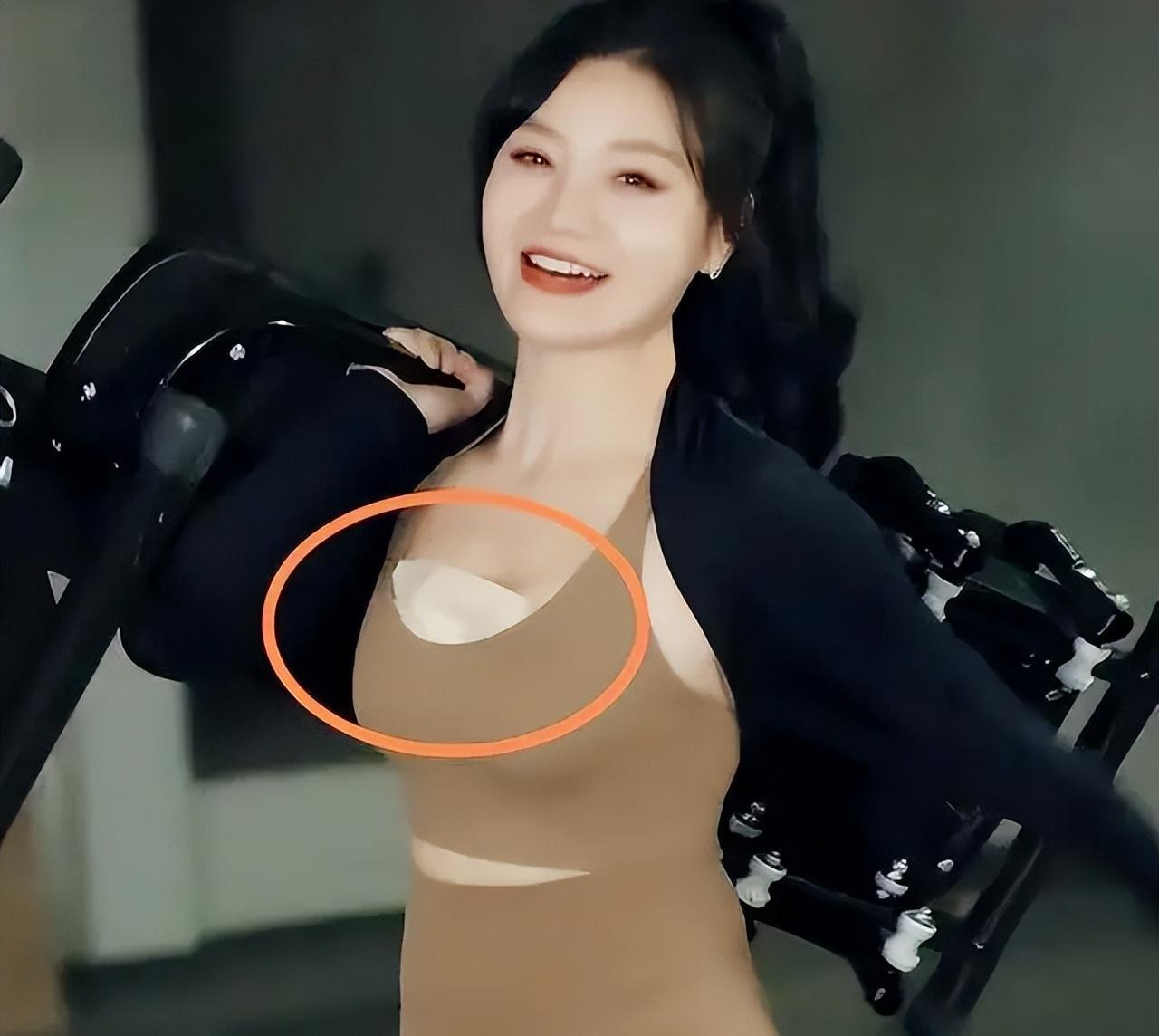 网红唐小玉在展示身材,贴身长裙,关门姿势引起了热议