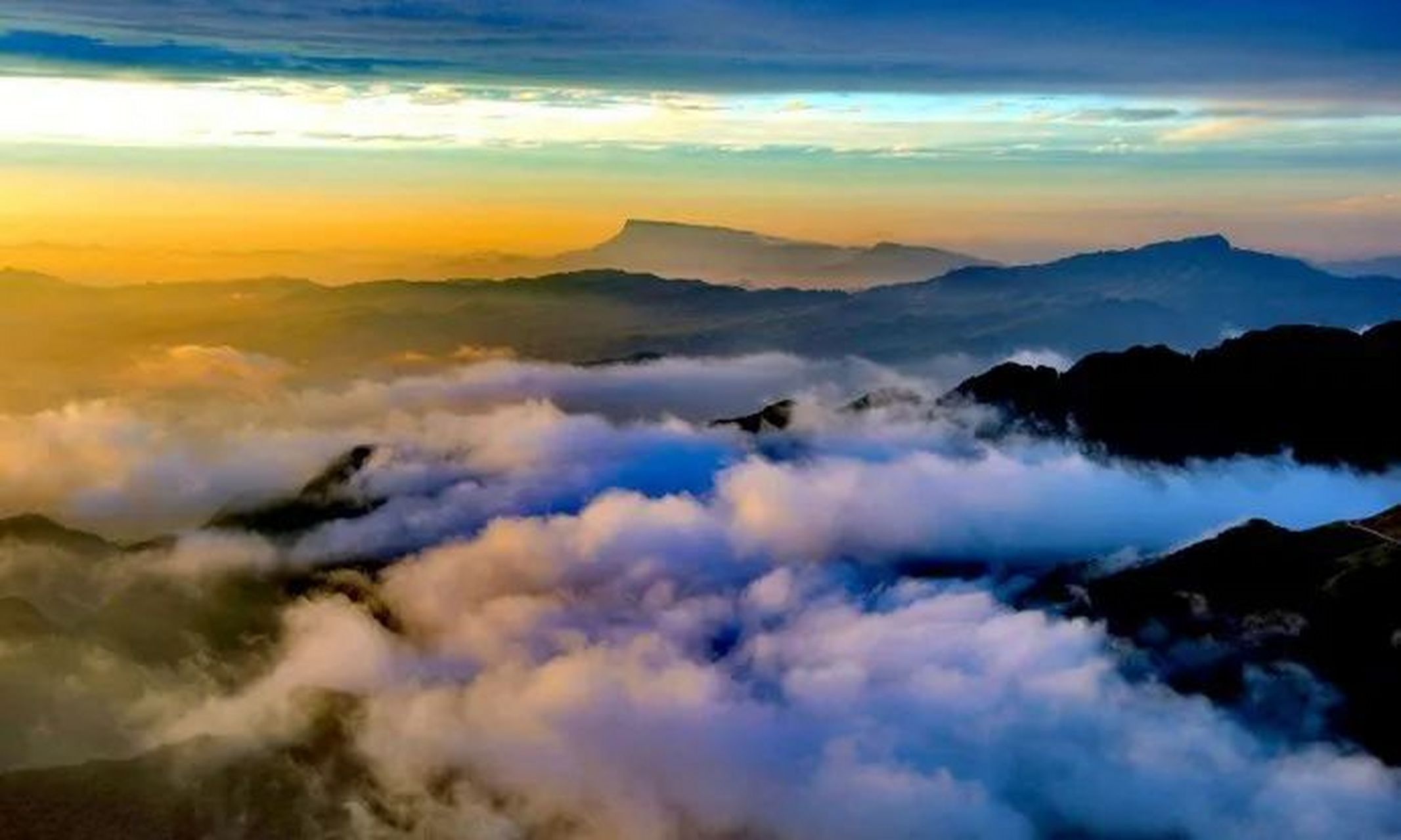 在广西向云贵高原过渡的地方, 藏着一片灵秀之地:乌蒙大草原, 它既有