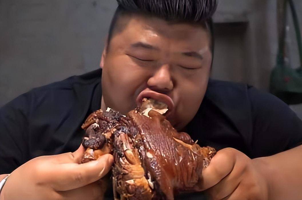 每天大鱼大肉,减肥还偷吃,直播卖货当场吐血,美食主播不要命?