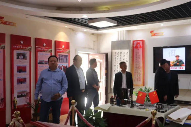 南阳市南泰路一初中校长张坤一行莅临邓州市雷锋中学参观访问