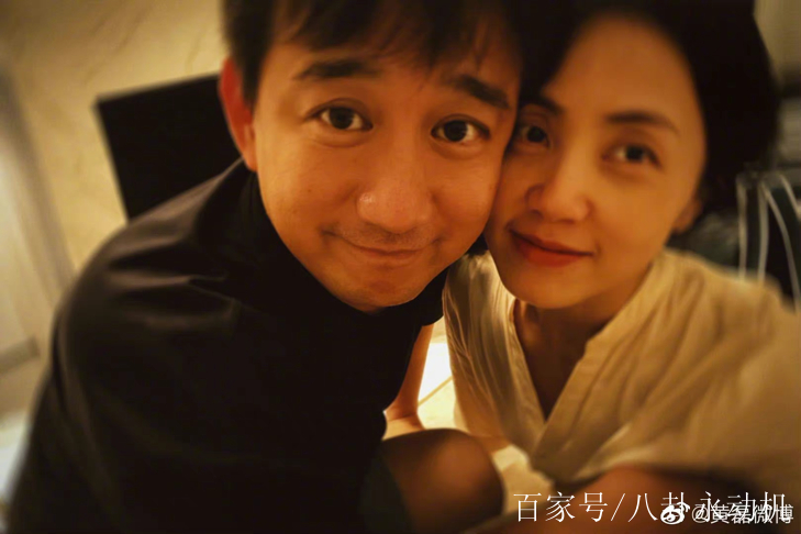 黃磊夫婦度結婚紀念日,貼心給孫莉披衣,與神秘女握手熱聊惹爭議