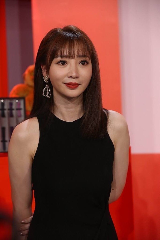 柳岩身材曲线真挺好,"微肉感身材"真迷人,穿开叉裙好撩人