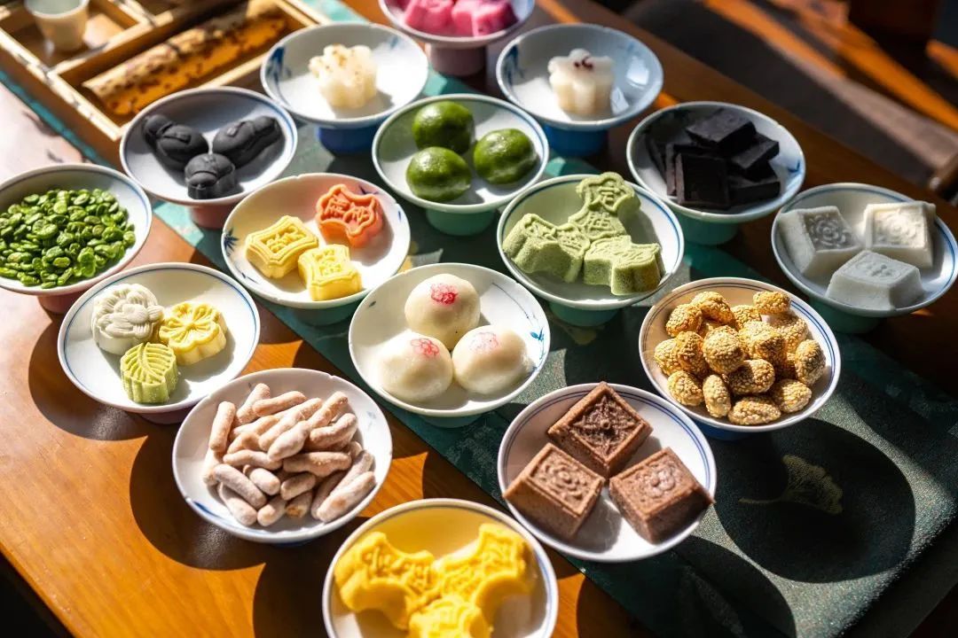 圆形的糕体上托着一只元宝,苏州市吴江区震泽古镇宝塔街上财神糕