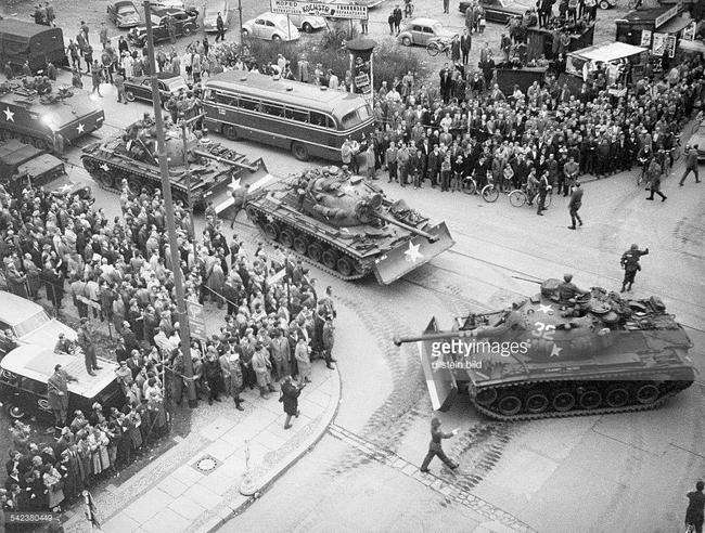 1961年,美苏坦克在欧洲紧张对峙,差点引发一场大战!