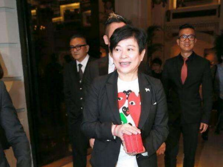 "郭富城经纪人"梁美薇:61岁仍未婚,眼睁睁看着他娶了别人