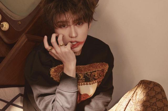 蔡徐坤晒出自己家豪宅:可能从小在国外长大,客厅还放着棵圣诞树