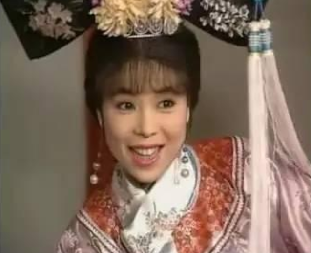 春喜(江淑娜饰)乾隆身边的小丫鬟,活泼俏皮,乖巧可人,性格很好,剧中的