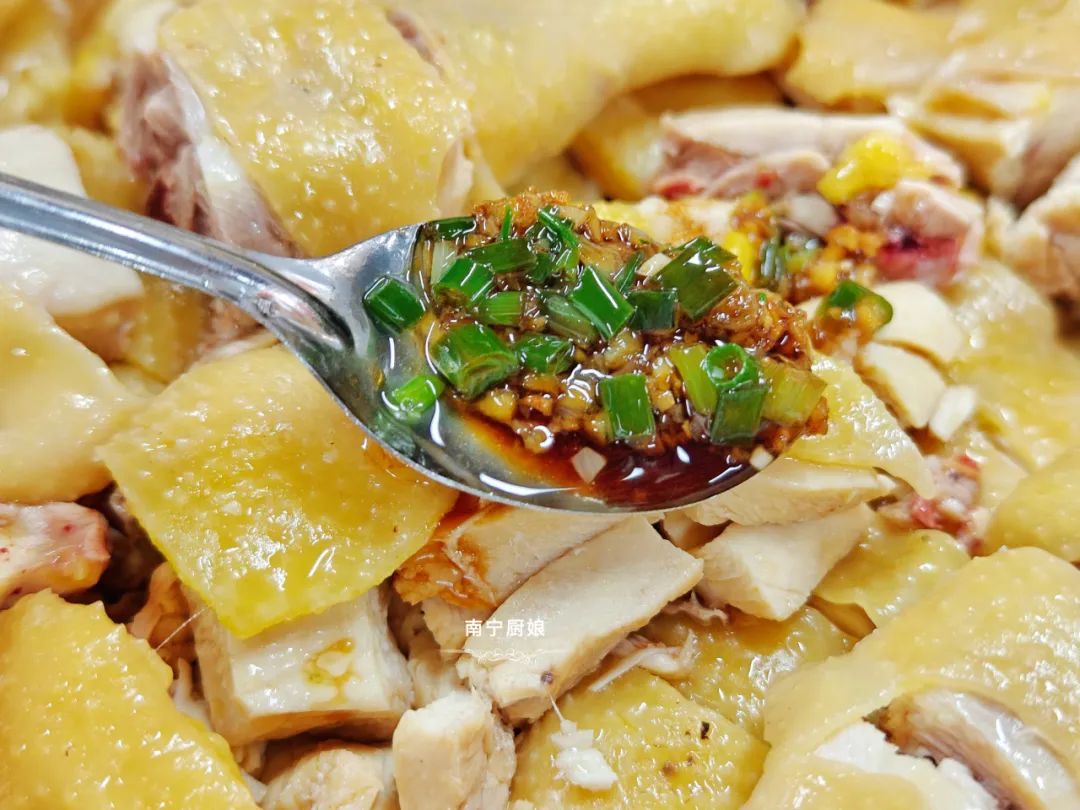 广东人经典做法"隔水蒸鸡",简单易学,出锅肉嫩没腥味,真解馋