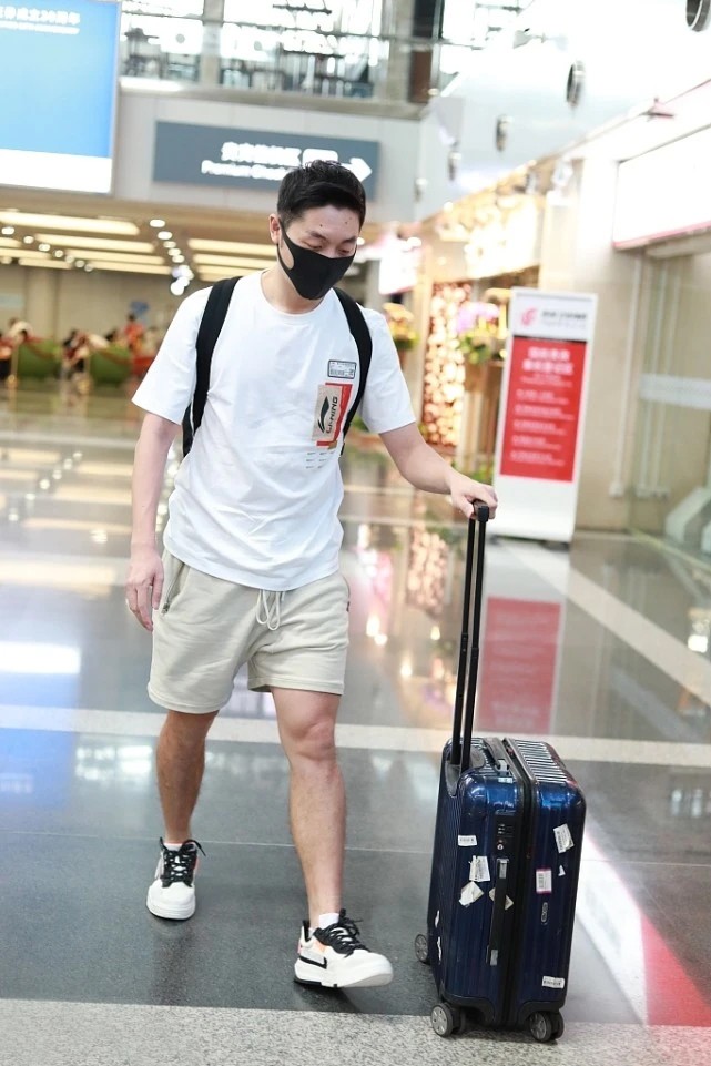 许昕"机场秀"变身潮男,运动短裤 白t简洁大气,造型真显气质
