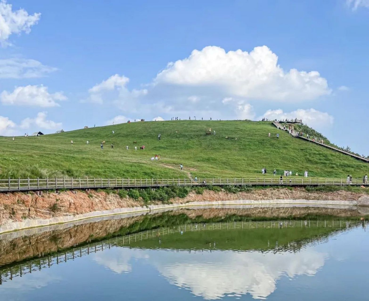 郑州版的武功山 伏羲山位于郑州市新密市尖山乡钟沟村,以其壮观的山景