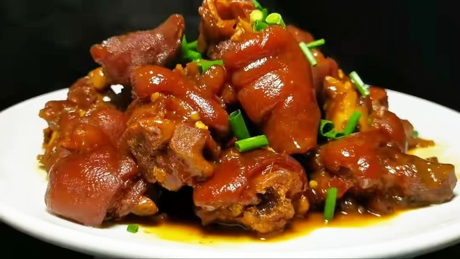 如何制作出令人垂涎的红烧猪蹄