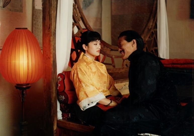 男人喜新厌旧,女人为爱疯魔?《妻妾成群》撕开人性最肮脏的欲望