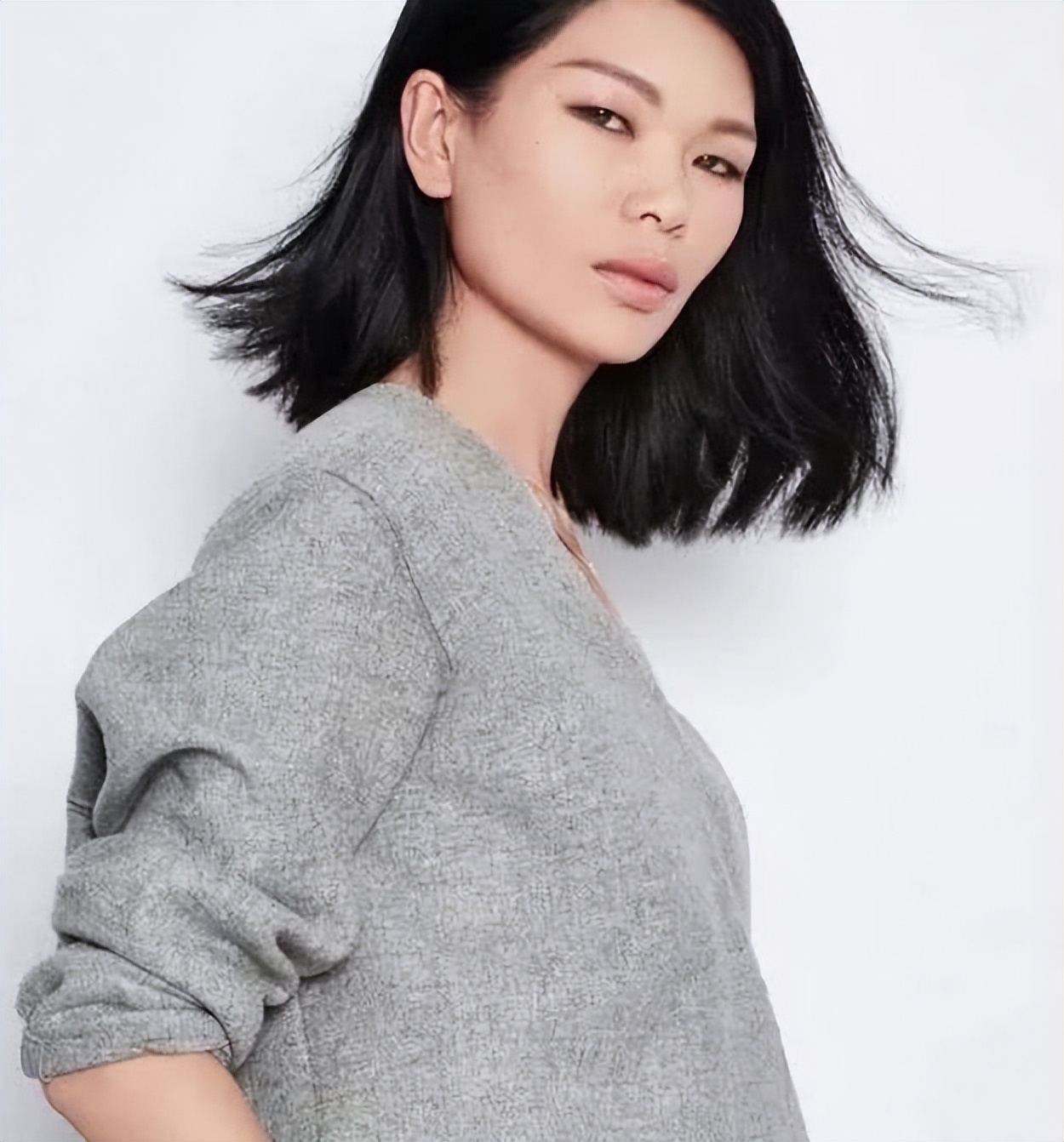 超模吕燕:因太丑被骂18年,嫁法国贵族被宠上天,儿子成她的骄傲