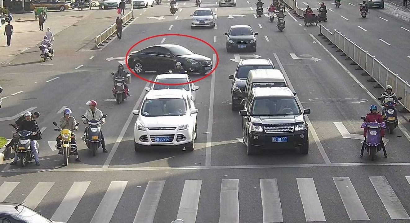 前车出故障堵在路上,后车压实线变道被扣3分,这分扣得合理吗?