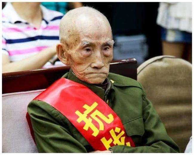 日本记者采访抗战老兵,老兵:我拒绝和日本人说话