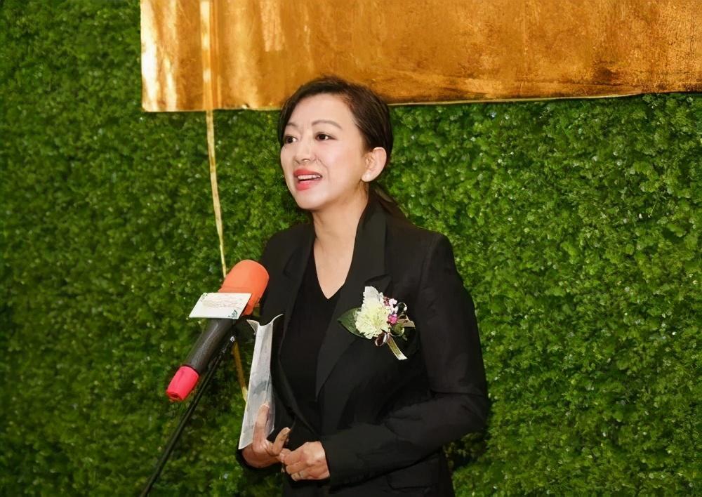 广东美女富豪陈丹霞:22岁出国创业,4年狂赚55亿,如今身价145亿