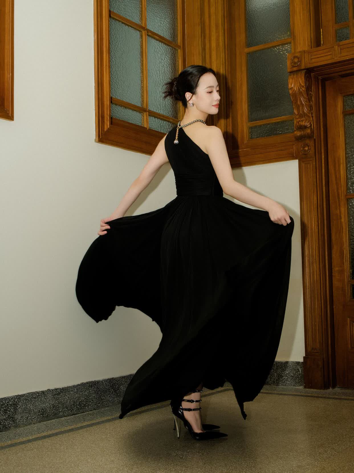 李梦穿黑色露背礼服裙亮相优雅迷人