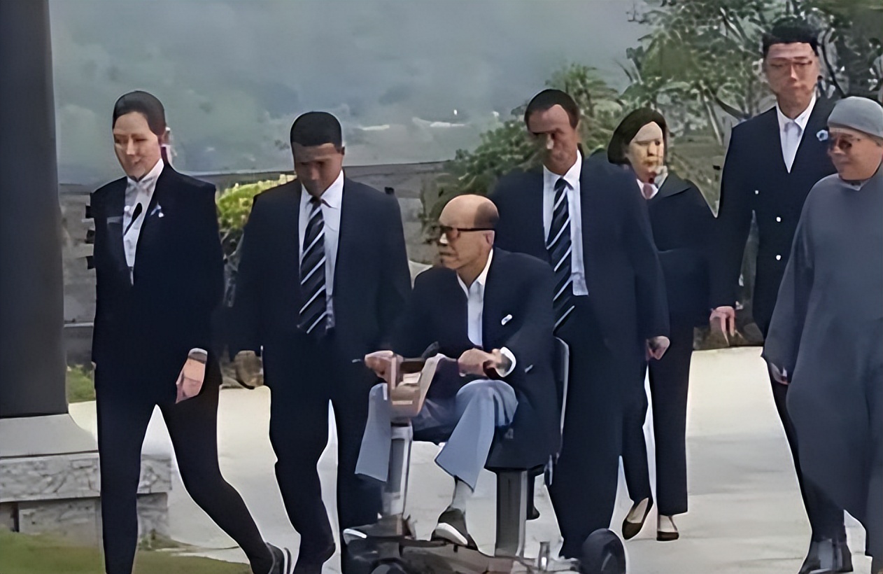 94歲李嘉誠頂高溫寺廟祭拜,彎腰駝背無人攙扶,疑祈求長命百歲