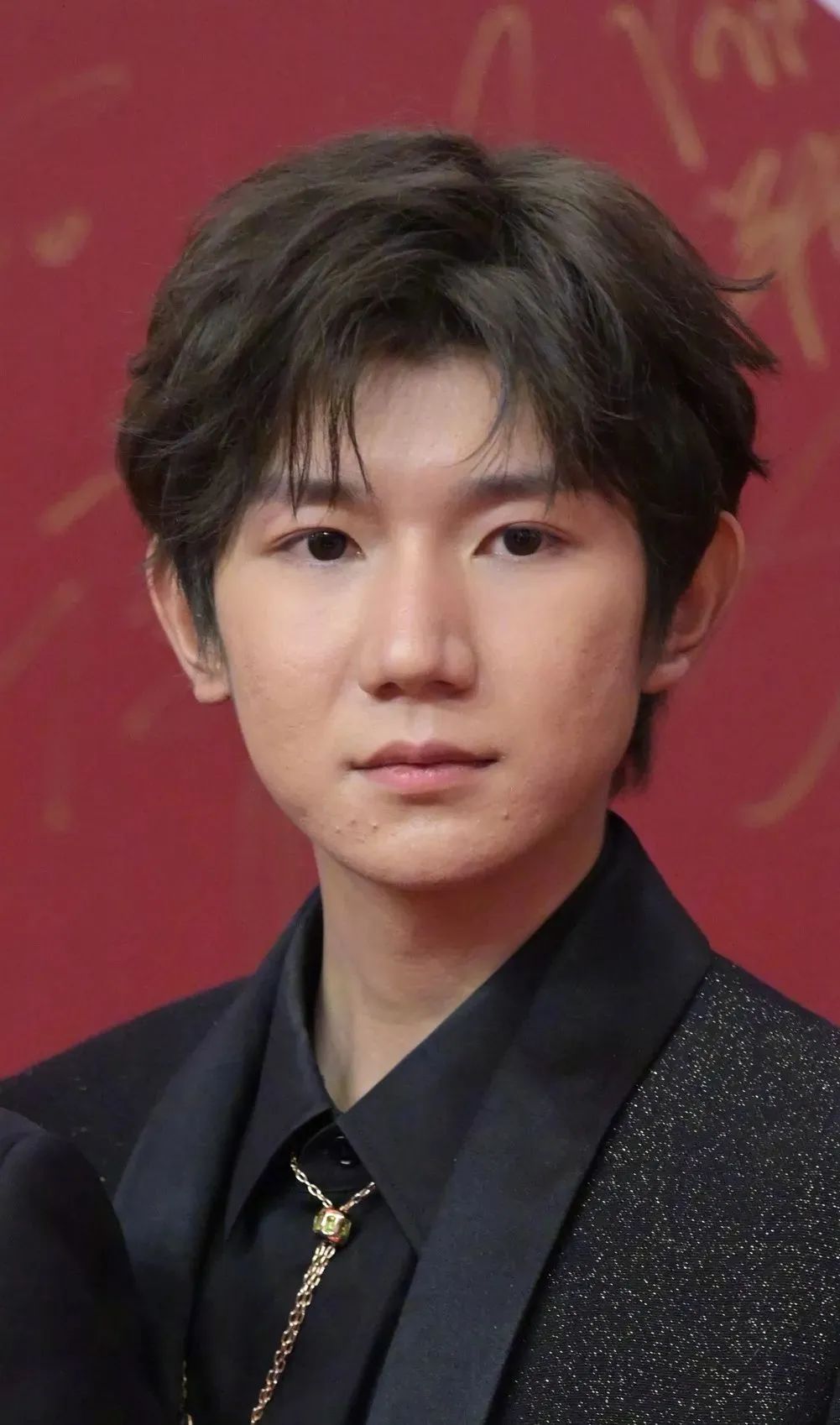 米兰时装周男明星生图:王源皮肤坑洼,韩国男神李敏镐脸肿发福