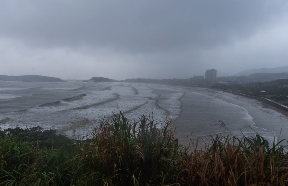 新华全媒 丨浙江舟山:14号台风"灿都"带来大风大浪