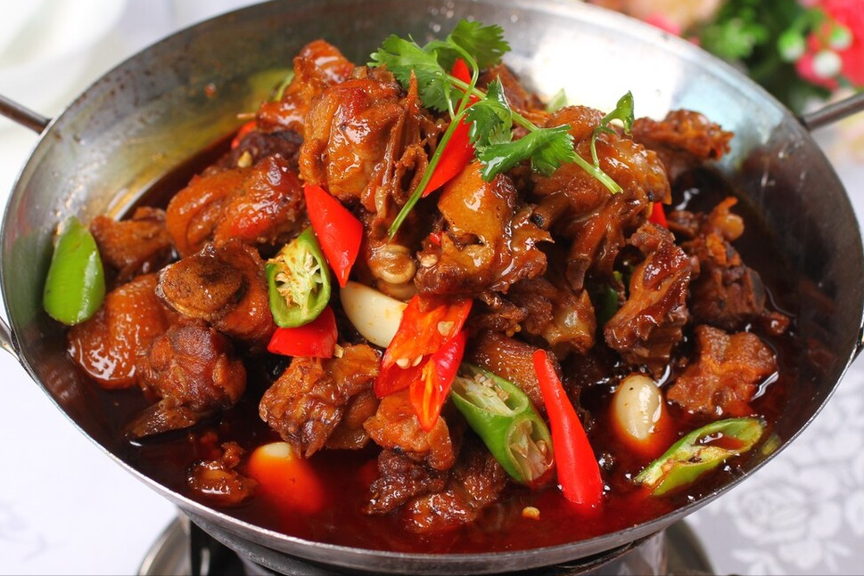 做啤酒鸭,鸭肉切忌直接下锅炒,少了一步,难怪炖不烂,还很腥气