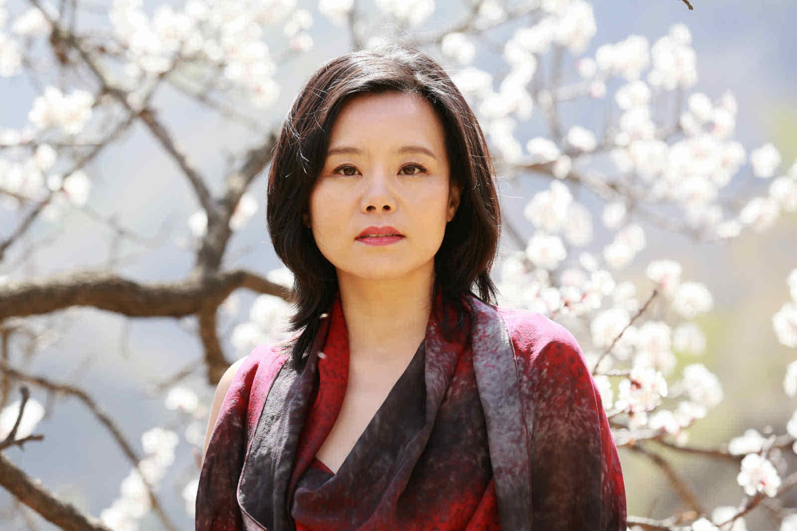 龚琳娜晒绘画庆祝48岁生日 称音乐滋养着自己