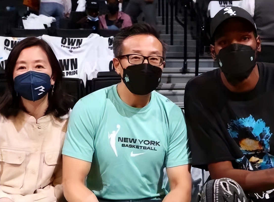 蔡崇信携一家五口亮相,儿子帅气,女儿漂亮,60岁妻子气质绝了