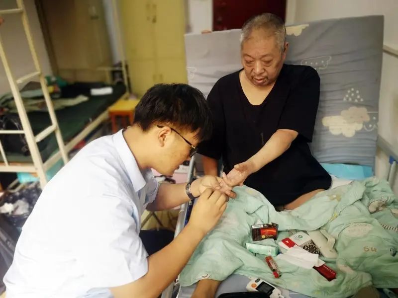 热点|大一新生带高位截瘫父亲上学：爸爸在哪里，哪里就是家