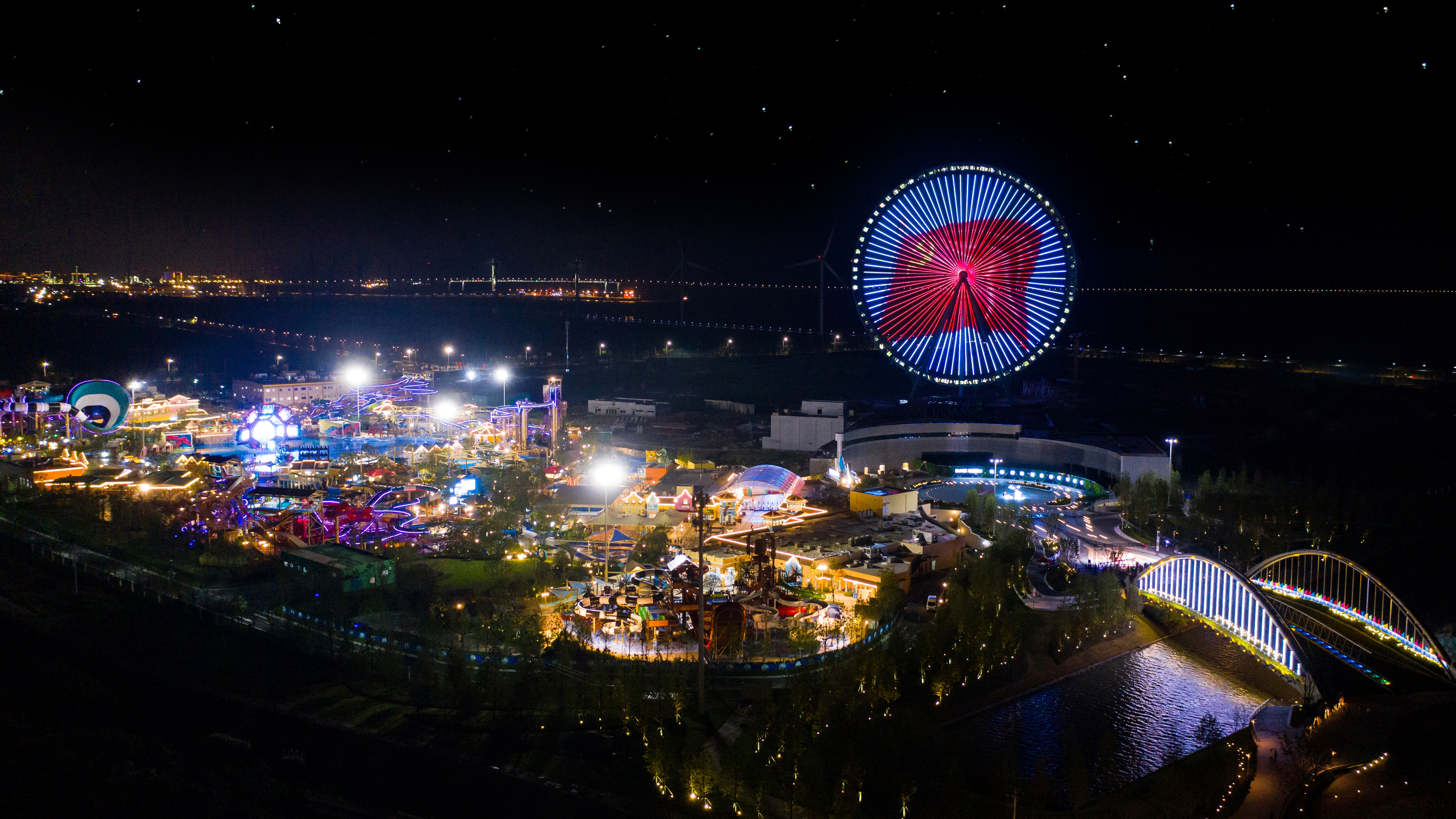 长三角超大摩天轮"杭州湾之星"点亮夜空