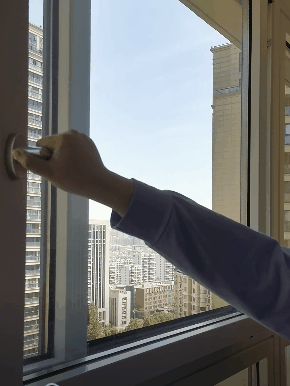 窗边装上这种窗户,忍不住就想开开关关!平移内倒直接替家里省2㎡