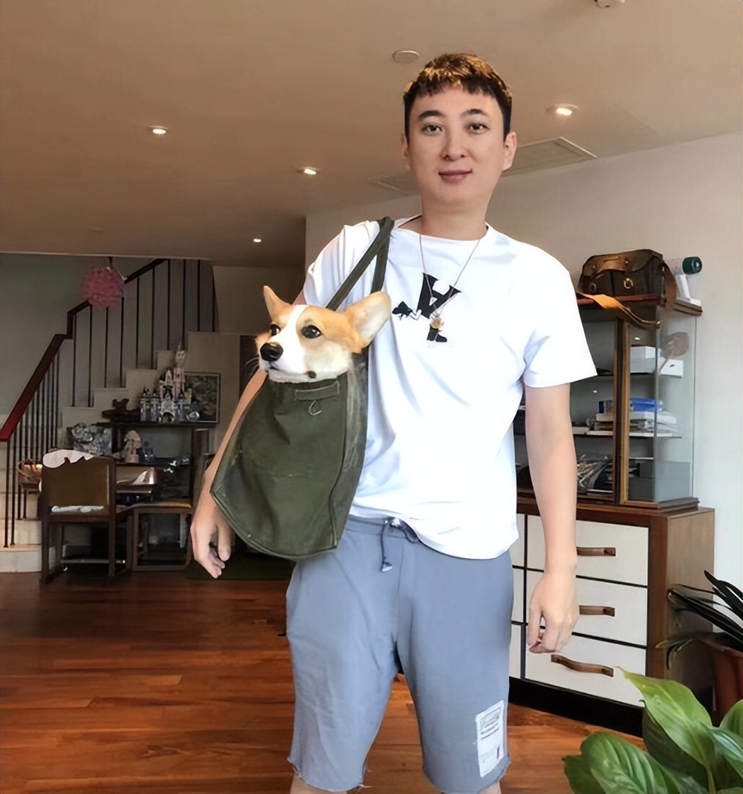 68岁王健林近照曝光,鼻尖发红眼袋下垂状态差,王思聪被喊话接班