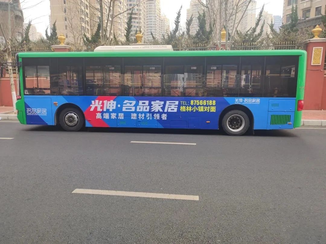 大连公交车体广告图片