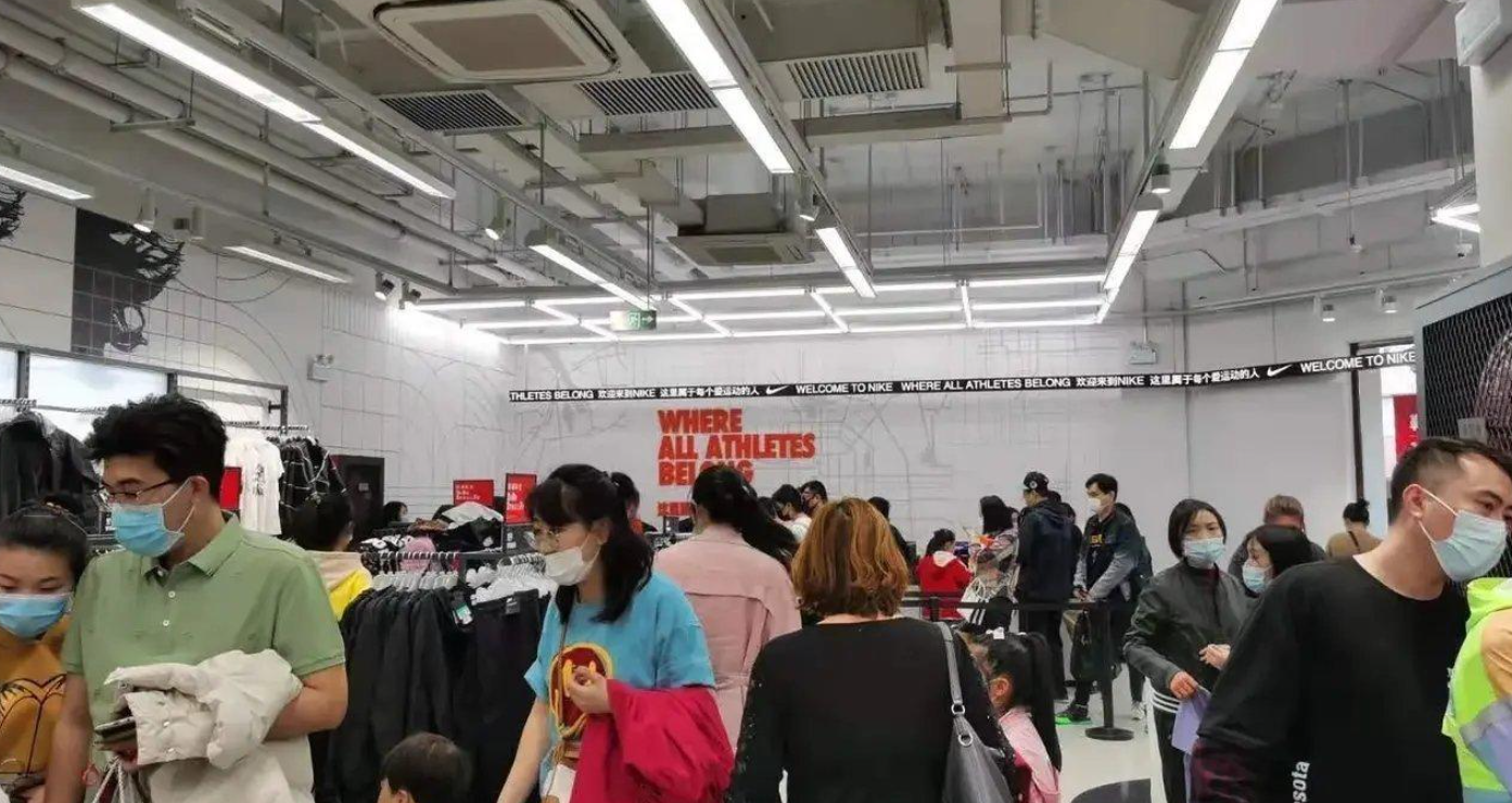 实拍耐克店现状,消费者"挤破头"抢鞋,国货为什么没赢得人心?