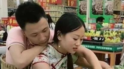 "连体情侣"分手,无腿丈夫另得新欢,苦留断臂妻子独自带娃