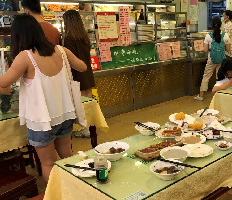 小吃街|北京小吃街成餐饮浪费“重灾区”！商家为何不愿卖半份？