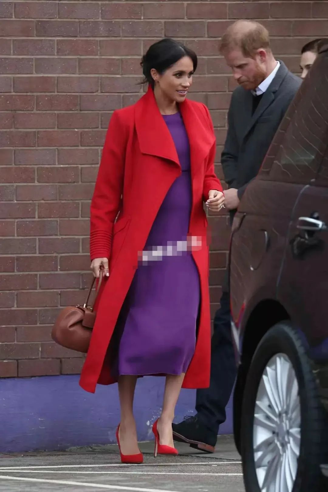 疑似肚子掉腿上,梅根孕照被翻出来,孕肚忽大忽小还会移位