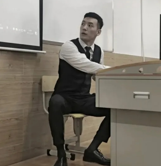 吉林又一高校男老师帅出圈,阳光英俊帅气大长腿,网友表示想蹭课