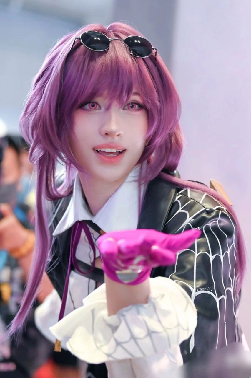 卡琳娜最近真的超级拼啊出cos不带停的 这工作强度真的不敢想.