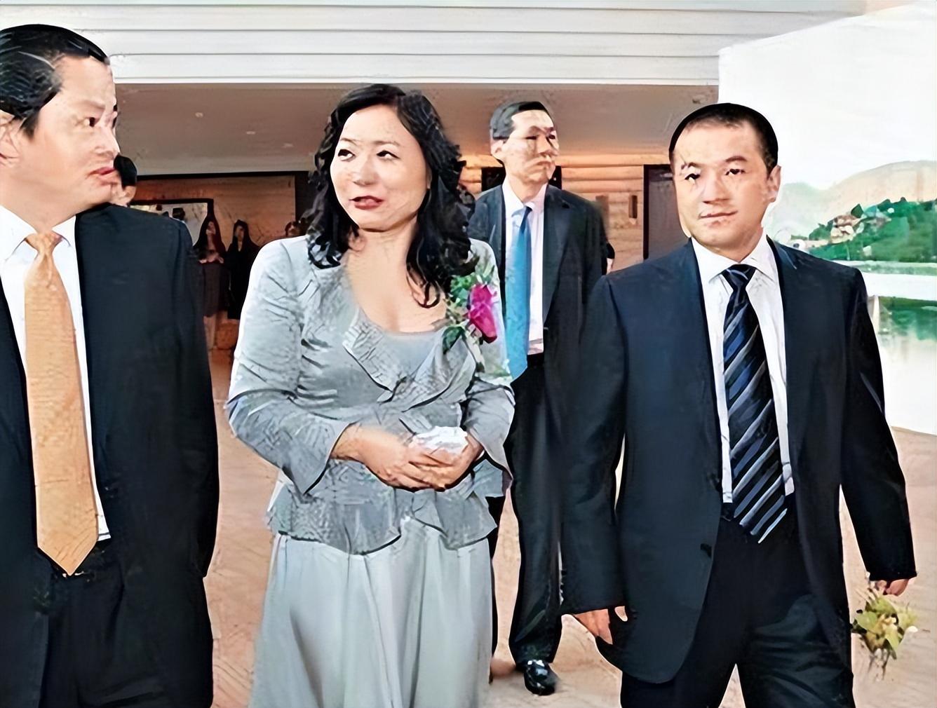 手握11万亩地皮银行存着700多亿她才是隐形的地产女富豪